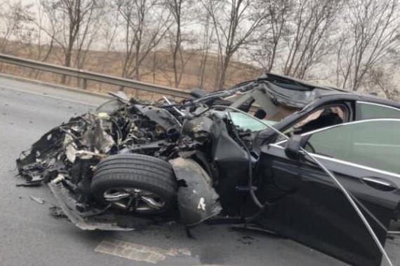 宝马轿车高速公路遇事故 车头已然被撞烂