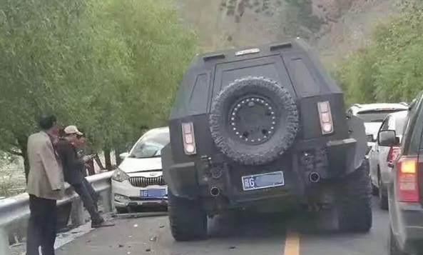 防弹越野山路超车, 没把对面小车放眼里, 结果车主后悔了