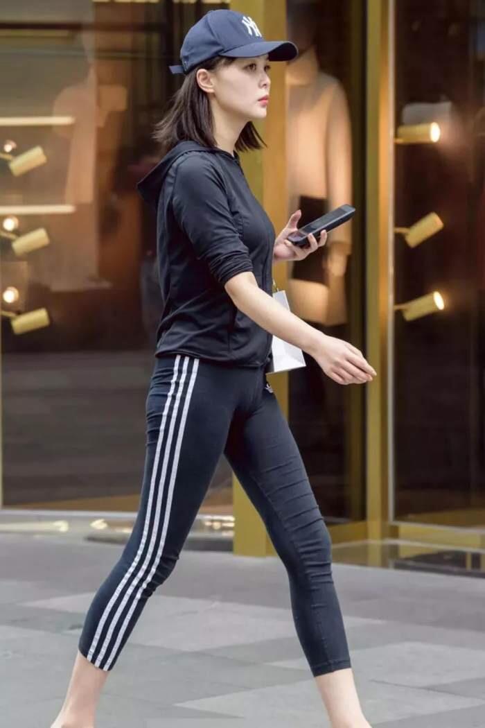 街拍: 薄款紧身裤的辣妈, 太紧也会很尴尬