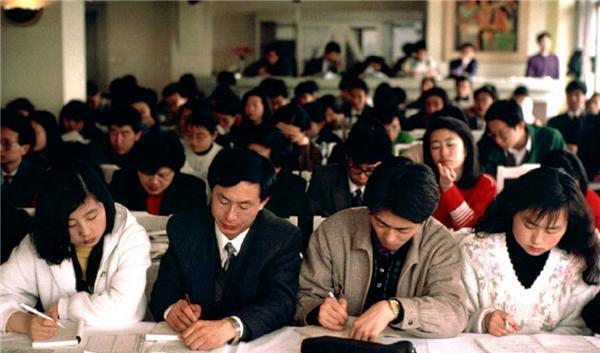 九十年代中国女性老照片: 打扮时髦, 突袭女生宿舍拍下尴尬一幕