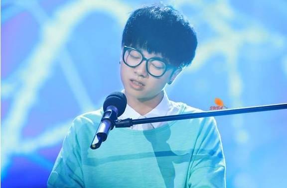 腼腆又呆萌的华晨宇，只要站上舞台就能秒变大魔王!