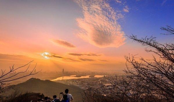 紫金山的敞篷式缆车阔别了一年 将迎来箱式缆车