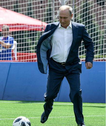 各国领导人踢足球,普京脚法精湛,马克龙爱开大