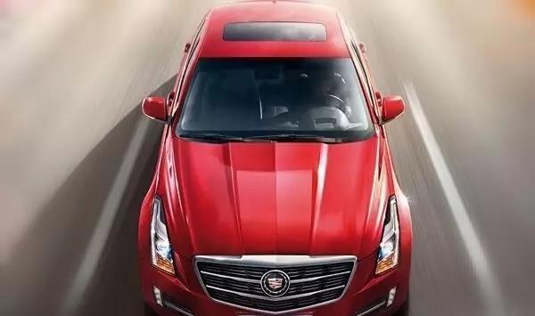 流畅的车身在刚硬的线条下孔武有力