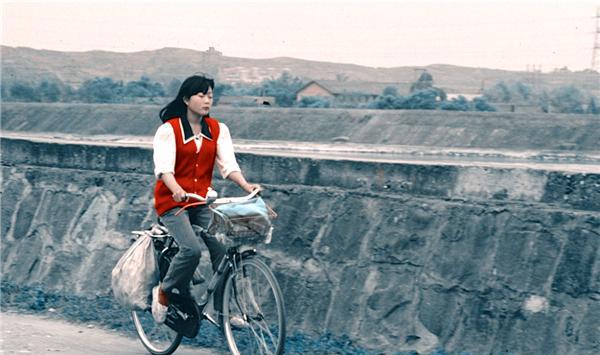 九十年代中国女性老照片: 打扮时髦, 突袭女生宿舍拍下尴尬一幕