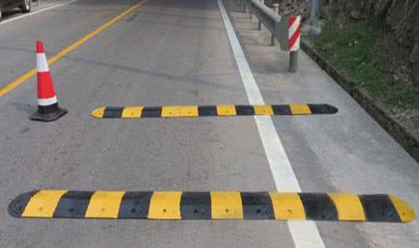 乡镇路口的红绿灯“缺席”之谜：是疏忽还是另有原因？