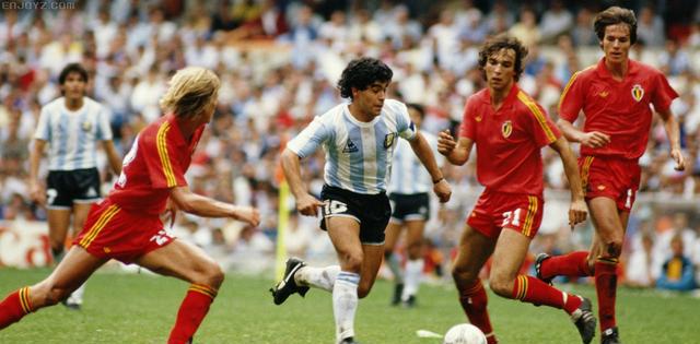 用天下足球的文案送给翱翔在潘帕斯草原上的雄