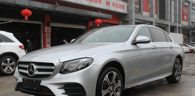 奔驰这款车是目前销量最好的一辆, 上市一年只加价不降价