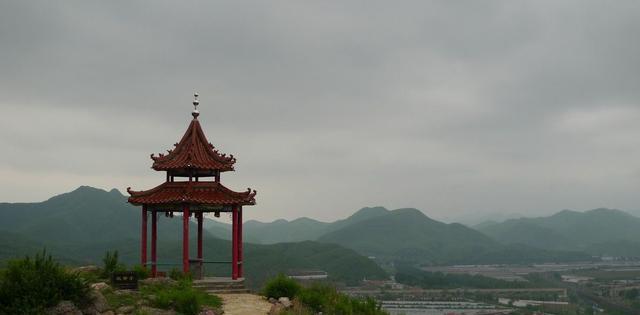 又名龙潭山城.南峰海拔318米 北峰海拔418米.位于瓦房店境内.