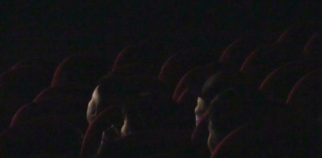 海陆于小彤情侣超恩爱, 深夜室外坐大腿!