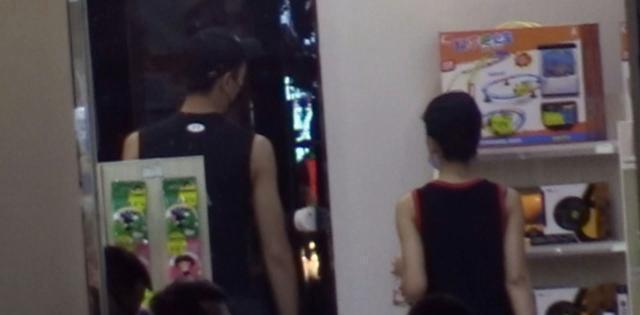 海陆于小彤情侣超恩爱, 深夜室外坐大腿!