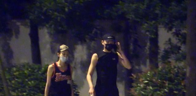 海陆于小彤情侣超恩爱, 深夜室外坐大腿!