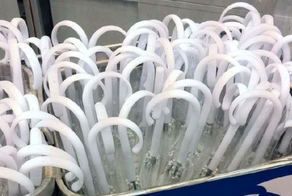 游客:日本人用完雨伞后随地乱扔呢?导游:看完