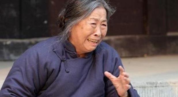 82岁张少华名誉扫地,坐轮椅卖惨求同情,著名作家怒斥:小丑!