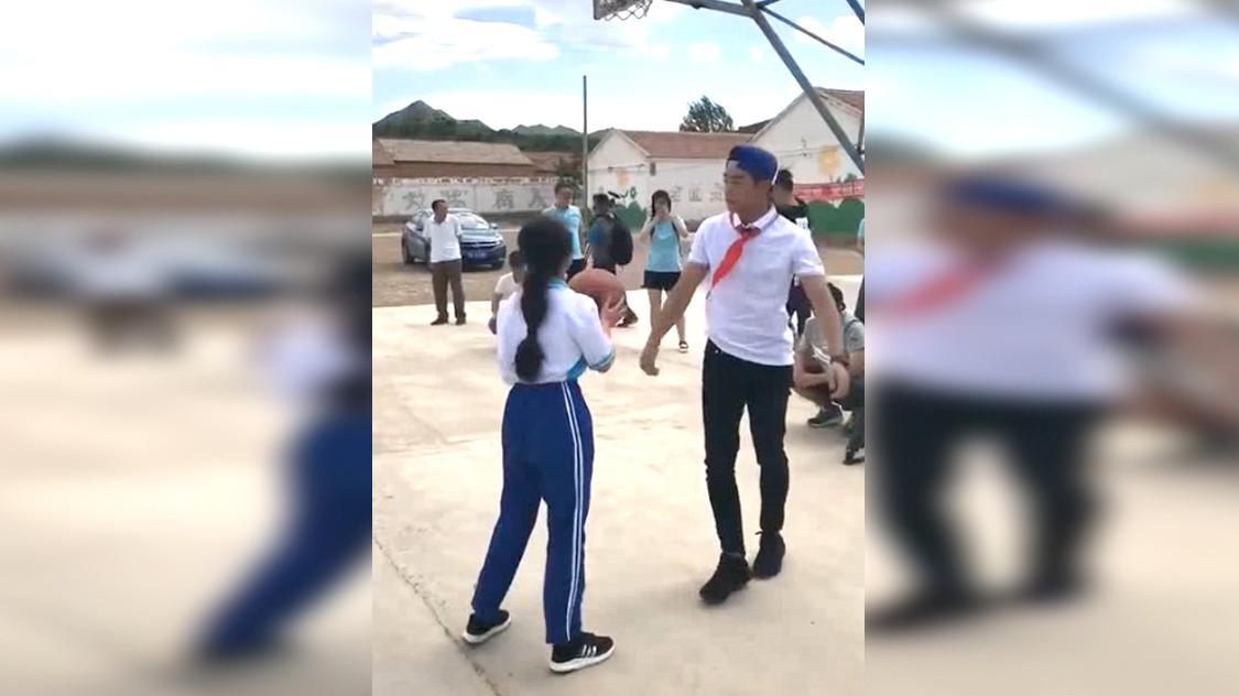 郑恺在教女学生打篮球 ，他进球的动作太酷了