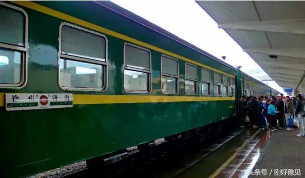 为什么现在火车红皮列车越来越少见了，看完才明白国家的良心用苦