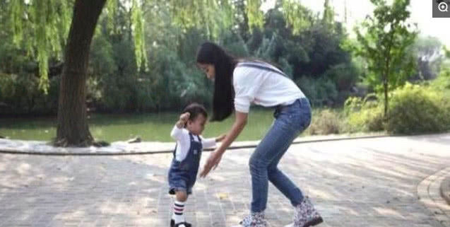 杨颖穿紧身牛仔裤现身,耐心教小海绵走路,弯腰