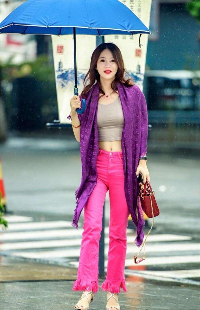 路人街拍,时尚辣妈,身穿红色的吊带连衣裙,点燃