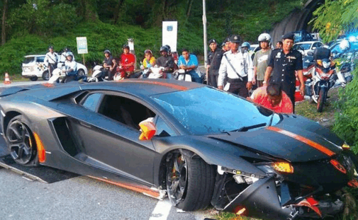 16岁青少年偷开老爸的兰博基尼飙车, 经验不足失控, 损失惨重