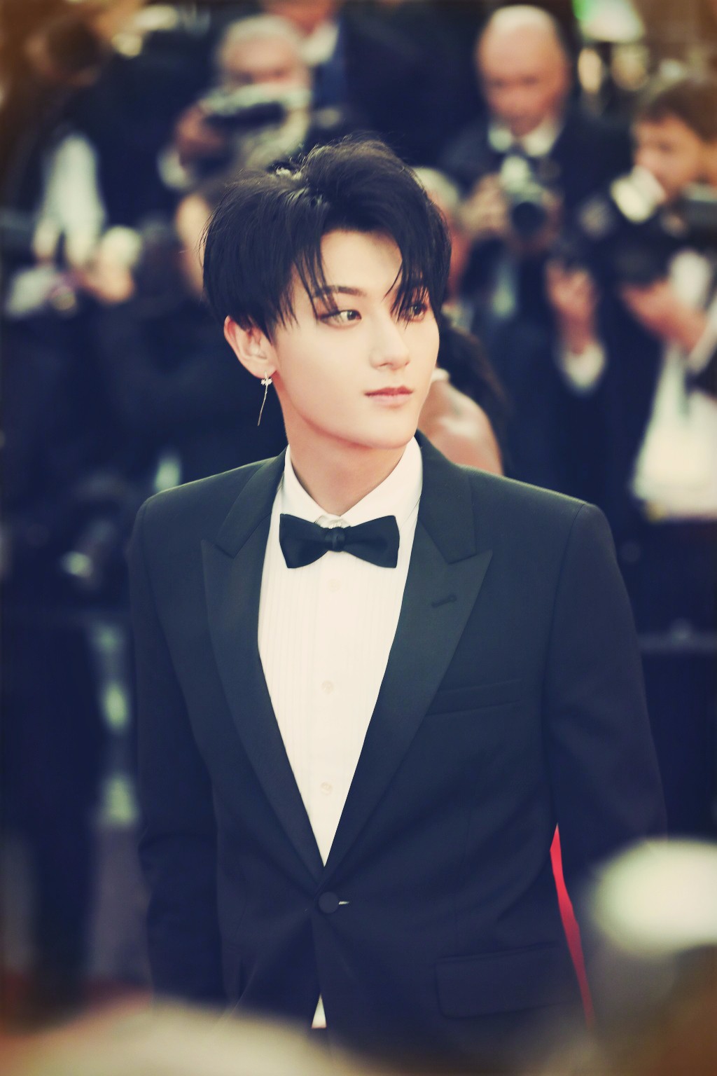 黄子韬惊艳亮相戛纳电影节,诠释别具一格的绅