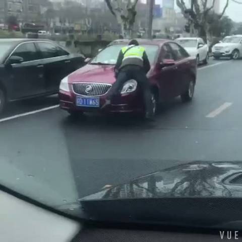 为了五块钱的停车费，把收费员从甲地拖到乙地！开的起车，交不起停车费，这是...