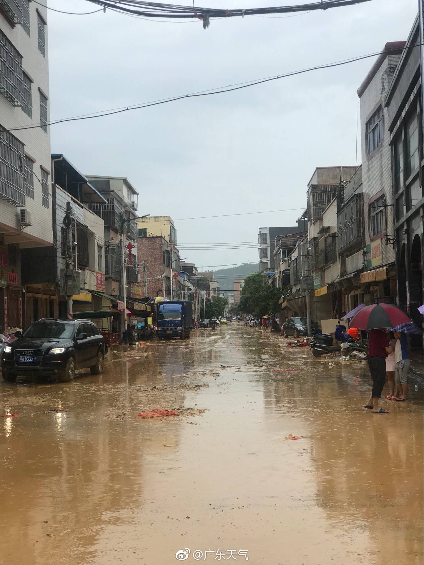 被洪水洗刷过后的汕尾陆河新田镇,垃圾遍地,满目疮痍
