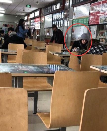 关晓彤现身北电食堂被偶遇,网友:本人真的特别瘦