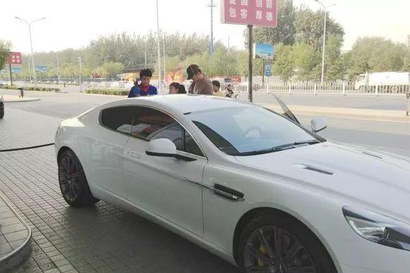 范爷最近比较火！大黑牛岂能示弱！看看他们的豪车就知道了