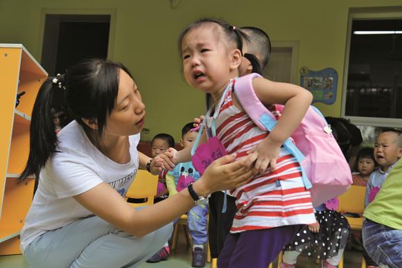 孩子上幼儿园哭,应该哄好了再走还是不哄狠心