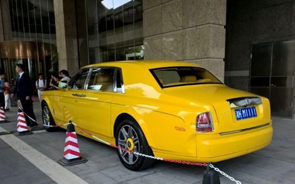 屎黄色的劳斯莱斯, 土豪最近流行这个颜色!