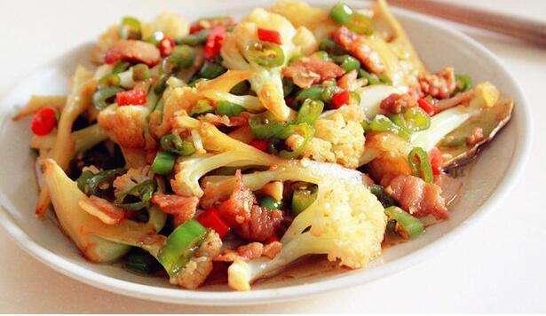 每次炒肉或炒菜,倒完油,食材放下去,都会崩好多油,好吓人,有没有什么解决办法?