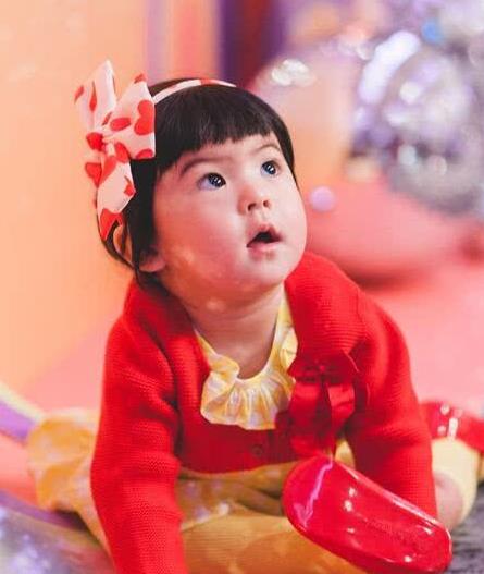 贾静雯镜头下的咘咘,波妞的眉毛却亮了?网友笑