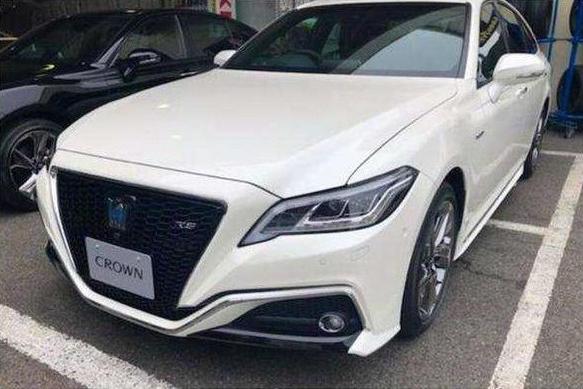 全新一代丰田皇冠实拍！四出排气太疯狂了！