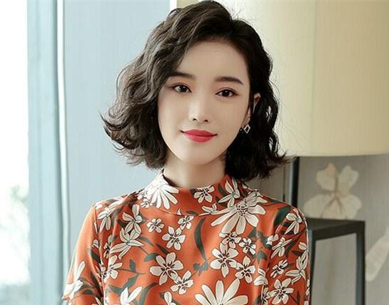 中年女性发型别乱烫,这样烫优雅时尚有气质,千万别错过