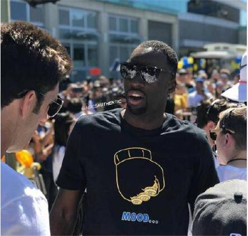 勇士夺冠游行竟侮辱詹姆斯,恶搞詹皇头像游街