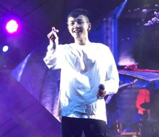 穿着白衬衣的费启鸣、刘宇宁还有王北车,你最