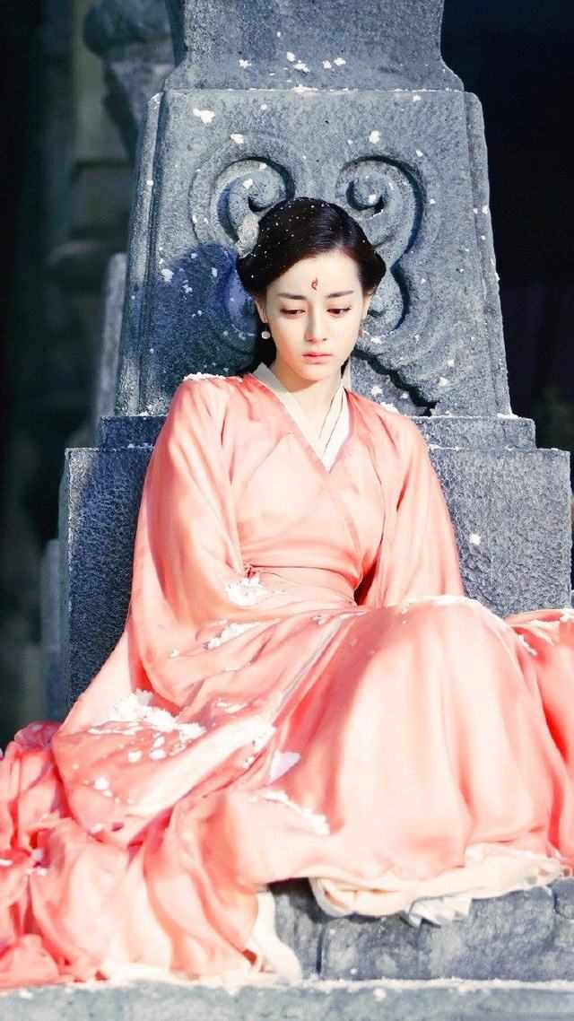 古装剧中穿粉衣的女星,赵丽颖迪丽热巴最美!