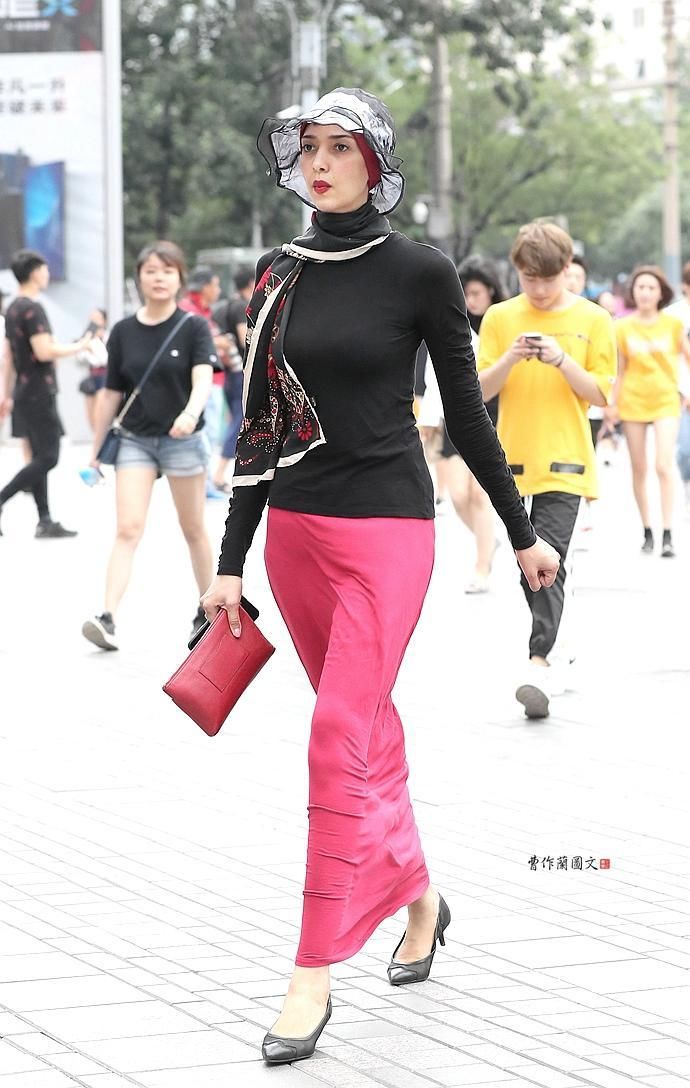 街拍:九头身美女，这个身材比例太让人羡慕