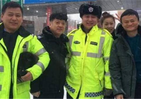 马云是一个什么样的人？从他的1100万奔驰，和民警的合影就可知晓