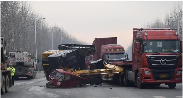 夫妻俩开三轮横穿马路,被女司机当场撞飞,记录