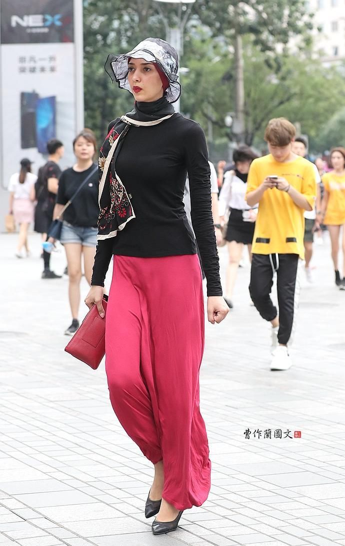 街拍:九头身美女，这个身材比例太让人羡慕