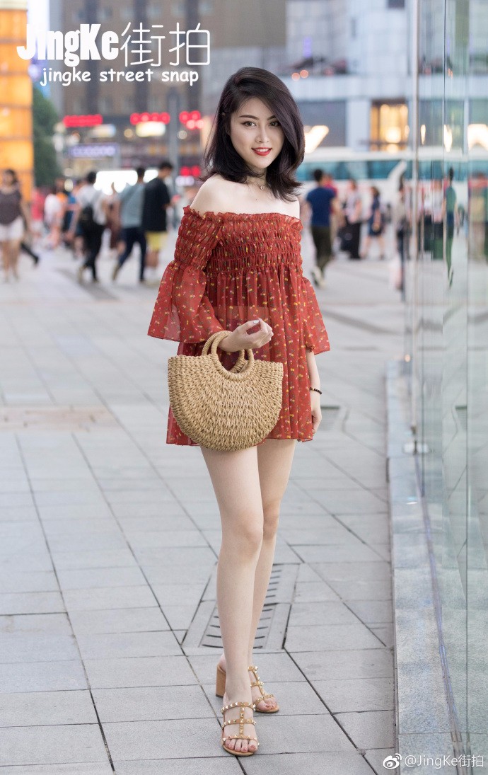 重庆最新美女街拍:夏天出街露白嫩大腿