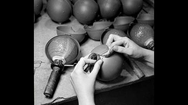 二战英国为对抗德国装甲师,发明这武器,结果把