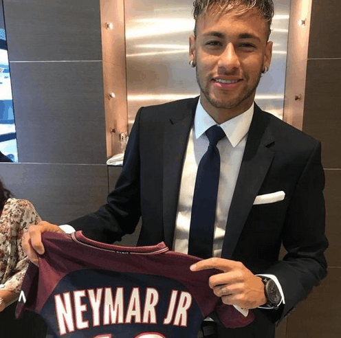 巴萨拒付内马尔忠诚奖金, 内马尔加盟巴黎队球