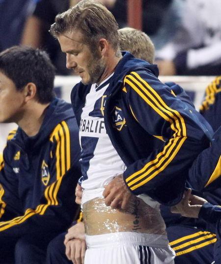 是真伤还是假摔?韩国队朴柱昊腿筋撕裂,为何用