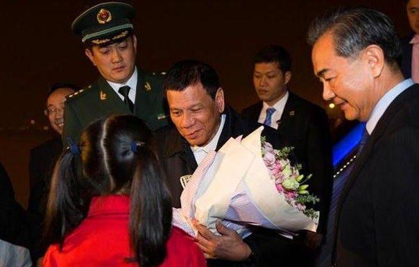 美国政府三巨头向菲施压,关键时候菲倒戈,杜特