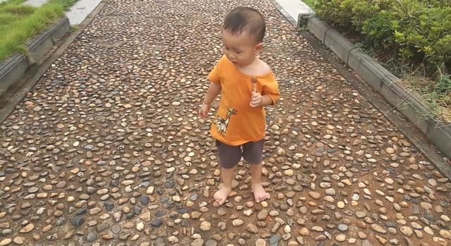 妈妈为了惩罚爱光脚的宝宝，故意带他走石子路！宝宝：我可不傻！