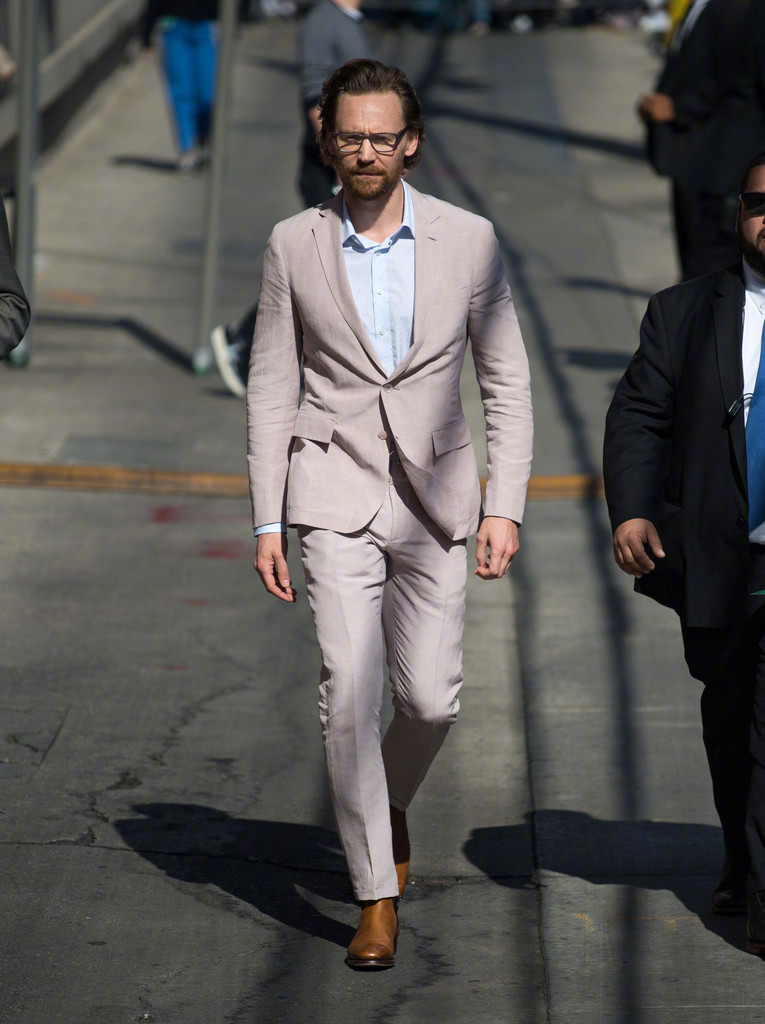 鸡毛秀JimmyKimmel,鸡毛秀JimmyKimmel 抖森tom hiddleston 身穿浅色西装在加州洛杉矶现身"jimmy kimmel liv