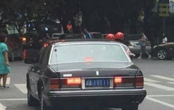 街头偶遇5连号“山寨桑塔纳”, 看清车标后, 果断远离