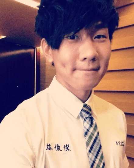 同样是出道前旧照，潘玮柏和林俊杰却在告诉我们发型的重要性